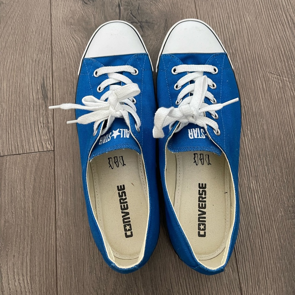 Low-top blue converse in perfect condition